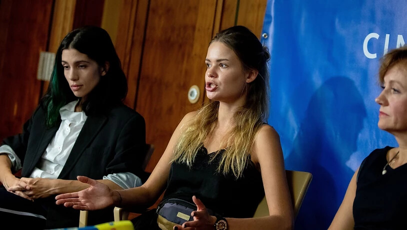 dpatopbilder - ARCHIV - Nadeschda Tolokonnikowa (l), Gründerin der Punk-Band Pussy Riot, und Veronika Nikulschina (m) bei einer Pressekonferenz im Jahr 2018. Foto: Kay Nietfeld/dpa