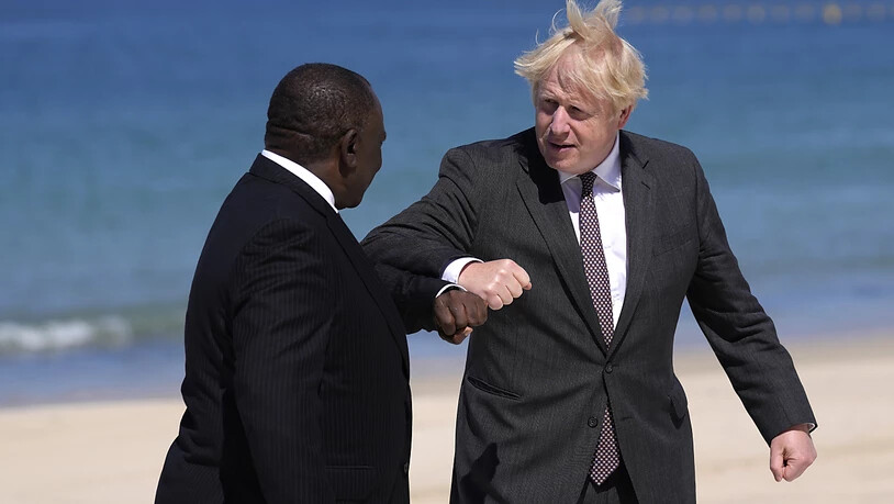 Boris Johnson (r), Premierminister von Großbritannien, begrüßt Cyril Ramaphosa, Präsident von Südafrika, während des G7-Gipfels. Foto: Kirsty Wigglesworth/AP/dpa