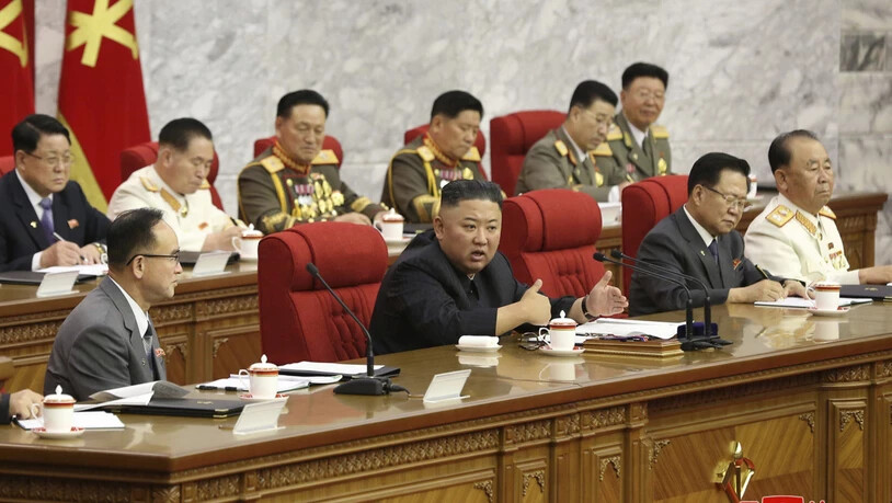 In diesem von der nordkoreanischen Regierung zur Verfügung gestellten Foto spricht der nordkoreanische Machthaber Kim Jong Un (M) während einer Versammlung der Arbeiterpartei. Foto: KCNA/KNS via AP/dpa - ACHTUNG: Verwendung nur bis 14 Tage nach Sendedatum