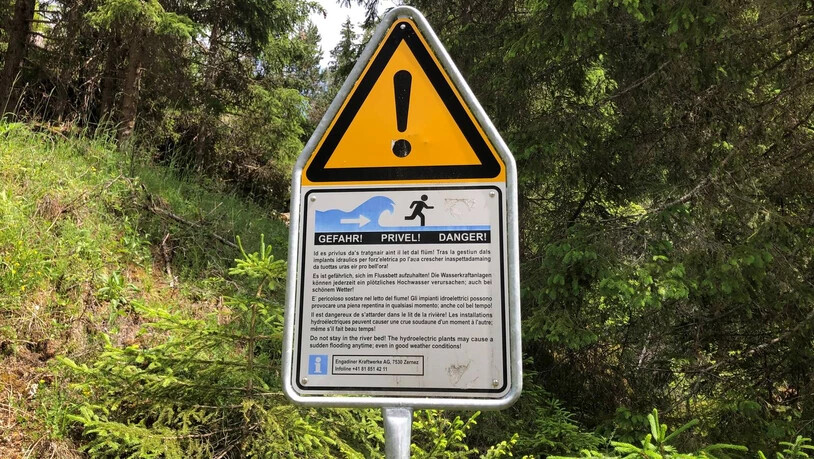 Warntafeln machen auf die Gefahr aufmerksam.