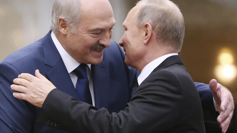 ARCHIV - Alexander Lukaschenko (l), Präsident von Belarus, begrüßt den russischen Präsidenten Wladimir Putin während des Gipfeltreffens des Kollektiven Sicherheitsrats der Organisation des Vertrags über kollektive Sicherheit. Foto: -/Pool EPA/AP/dpa