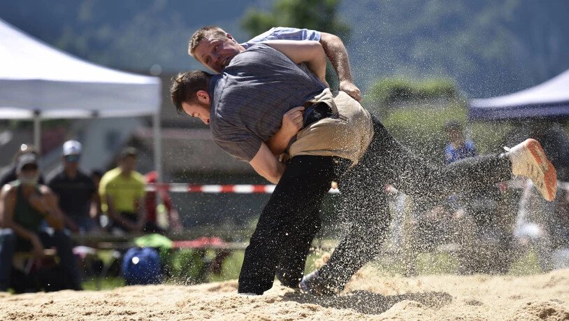 Erfolgreiches Fest: Der Schänner Florian Riget (hinten, im Duell mit Naim Fejzaj) erschwingt sich seinen zweiten Kranz.