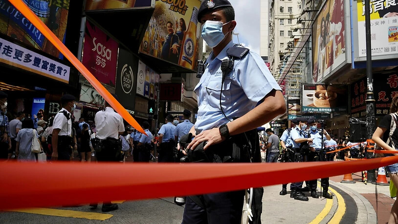 Ein Polizist steht in der Nähe des Hongkonger Victoria Parks Wache, wo eine jährliche Protestkundgebung zum Jahrestag der Übergabe Hongkongs an China abgehalten wurde. Foto: Kin Cheung/AP/dpa