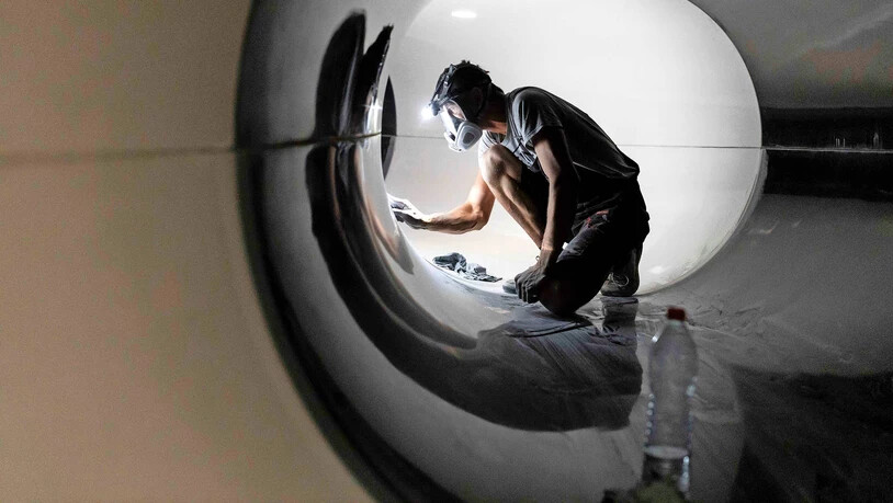 Im Innern der Rutschbahn werden die Fugen ausgespachtelt...