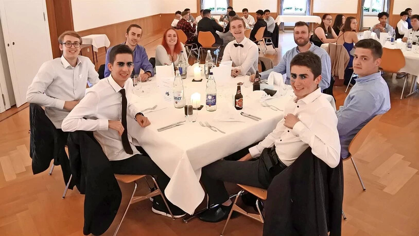 Endlich wieder etwas Geselligkeit: Nach langer Zeit mit wenigen sozialen Kontakten können sich die Lernenden an ihrer Abschlussfeier im «Schützenhaus» wieder mit Berufskolleginnen und -kollegen treffen.