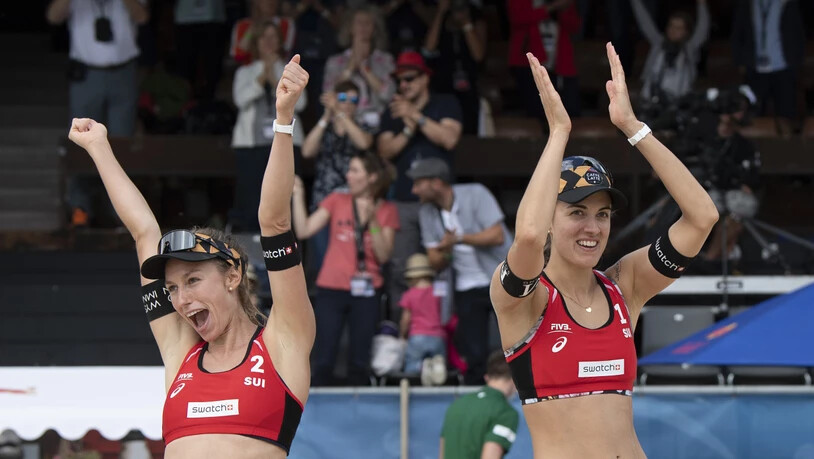 Nina Betschart und Tanja Hüberli jubeln: Sie stehen am Heimturnier in Gstaad in den Viertelfinals