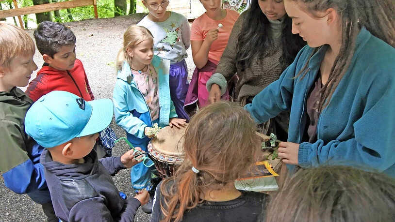 Alle Sinne ansprechen: Die Campkinder erweisen sich als aufmerksame Zuhörer.