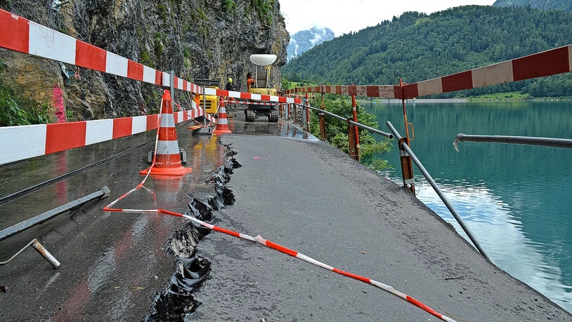 Bauarbeiten kommen voran: Die Hilfsbrücke an der beschädigten Klöntaler Seestrasse könnte schon ab Donnerstag für Autos und Busse wieder befahrbar sein. 