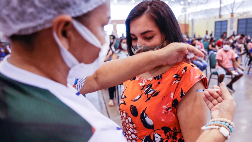 HANDOUT - Auf diesem von der Regierung von Manaus zur Verfügung gestellten Bild verabreicht eine Mitarbeiterin des Gesundheitswesens einer Frau eine Corona-Impfung im Rahmen der Impfkampagne für Menschen über 24 Jahren. Foto: Joao Viana/Secom/Prefeitura…