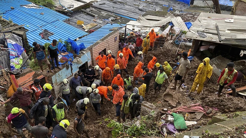 Rettungskräfte sind nach dem Einsturz mehrerer Häuser im Einsatz. Foto: Rajanish Kakade/AP/dpa