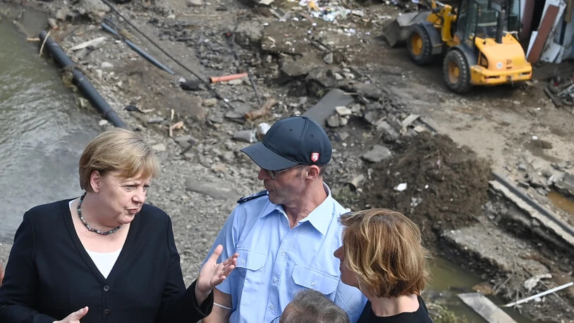Bundeskanzlerin Angela Merkel besucht das verwüstete Dorf Schuld in Rheinland-Pfalz. Foto: Christof Stache/POOL AFP/dpa