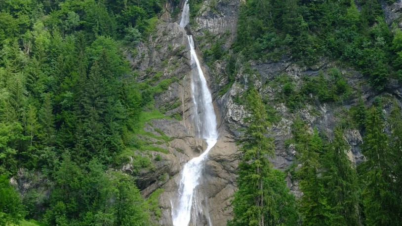 Immer noch imposant: Die Niederschlagssituation hat sich zwar beruhigt. Doch im wieder klaren Sulzbachfall im Klöntal markiert eine breite Spur die Macht der Wassermassen von der vergangenen Woche.  