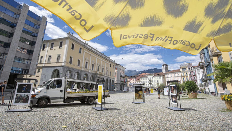 An der Piazza Grande stehen die Verantwortlichen in den Startlöchern für die 74. Ausgabe des Locarno Filmfestivals. Zu den bereits angekündigten 97 Weltpremieren kommen nun zwei weitere hinzu. (Archivbild)
