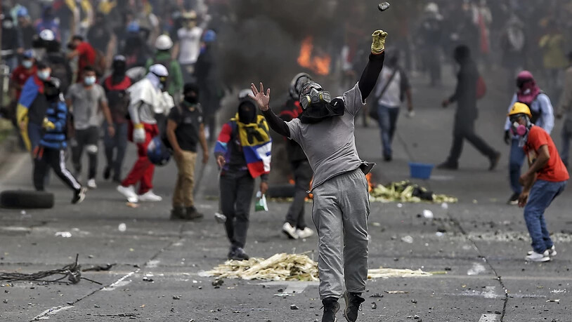 Demonstranten stoßen am Tag der kolumbianischen Unabhängigkeit mit der Polizei während eines Anti-Regierungs-Protestes in Cali zusammen. Foto: Andres Gonzalez/AP/dpa Foto: Andres Gonzalez/AP/dpa