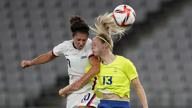 Erste Überraschung bei den Olympischen Spielen in Tokio: Schwedens Fussballerinnen (li. Amanda Ilestedt) bezwingen zum Auftakt der Gruppenphase die USA (Carli Llyod) gleich mit 3:0