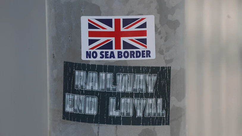 Ein Protestaufkleber mit der Aufschrift «No Sea Border» klebt auf einem Laternenpfahl. Im Streit um die Brexit-Sonderregeln für Nordirland hat die EU-Kommissionspräsidentin von der Leyen dem britischen Premierminister Boris Johnson eine deutliche Absage…