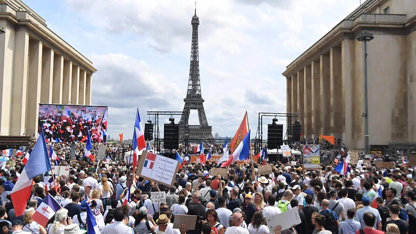 Demonstranten nehmen in Paris an einem Protest gegen die verschärften Corona-Regeln teil. Foto: Alain Jocard/AFP/dpa