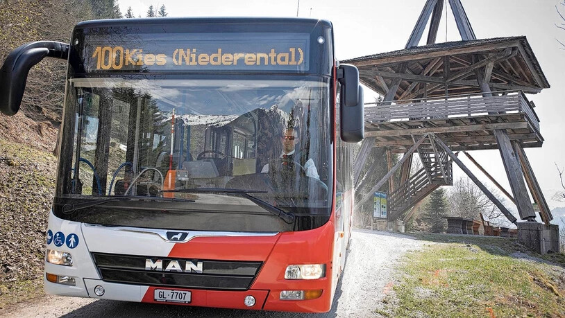 Die Buslinie von Schwanden ins Kies führt vorübergehend auf atemberaubenden Pfaden über den Tannenberg. 