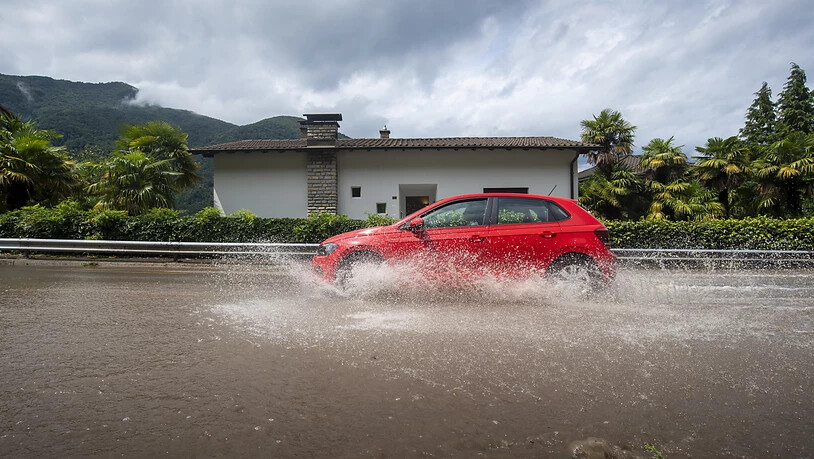 Aussergewöhnlich viel Regen und Erdrutsche stören im Tessin Auto- und Bahnverkehr. Die Autobahn A2 zwischen Lugano und Melide-Bissone ist unterbrochen.