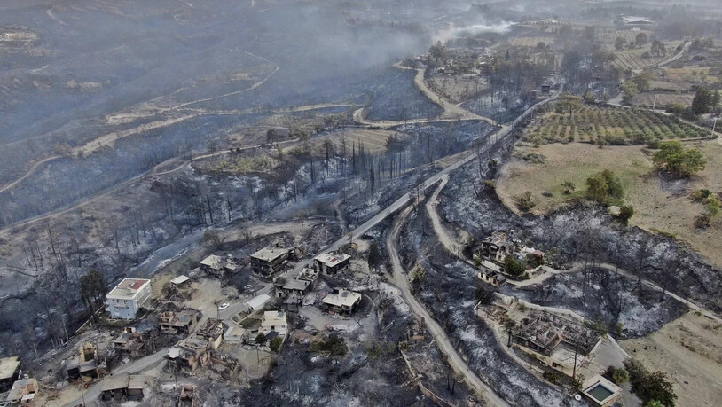 dpatopbilder - Eine Luftaufnahme zeigt zerstörte Häuser in einem Dorf nach einem Waldbrand. Im Zuge der Brände an der türkischen Mittelmeerküste und in weiteren Regionen sind mehrere Menschen gestorben. Foto: Suat Metin/IHA/AP/dpa