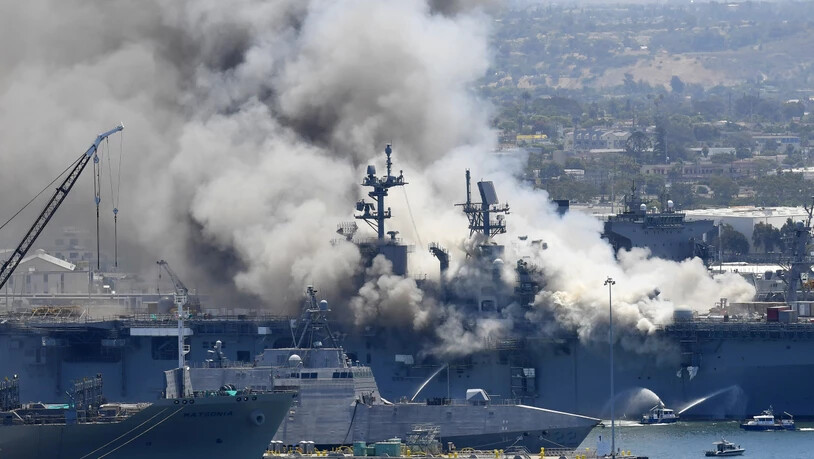 ARCHIV - Auf diesem Archivbild vom 12. Juli 2020 steigt Rauch von der USS Bonhomme Richard in San Diego nach einer Explosion und einem Brand an Bord des Schiffes auf dem Marinestützpunkt San Diego auf. Foto: Denis Poroy/AP/dpa