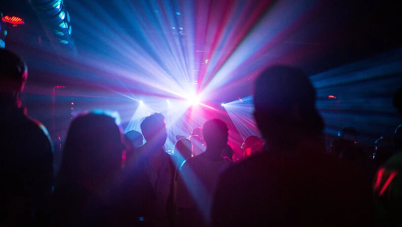ARCHIV - Menschen tanzen in einem Club.  Mehrere Clubs in Berlin sollen für ein Pilotprojekt wieder drinnen öffnen dürfen - die Gäste sollen vorab zum PCR-Test. (Archivbild) Foto: Sophia Kembowski/dpa