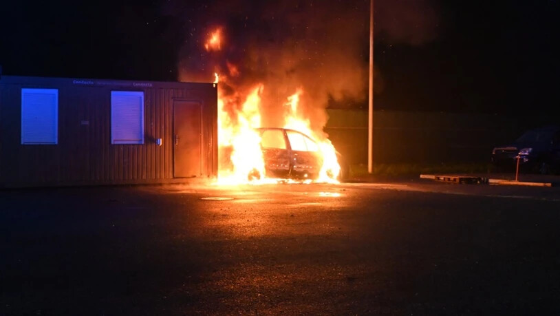 Unbekannte steckten auf einem Feuerwehr-Übungsgelände in Vaduz (FL) ein Fahrzeug in Brand.