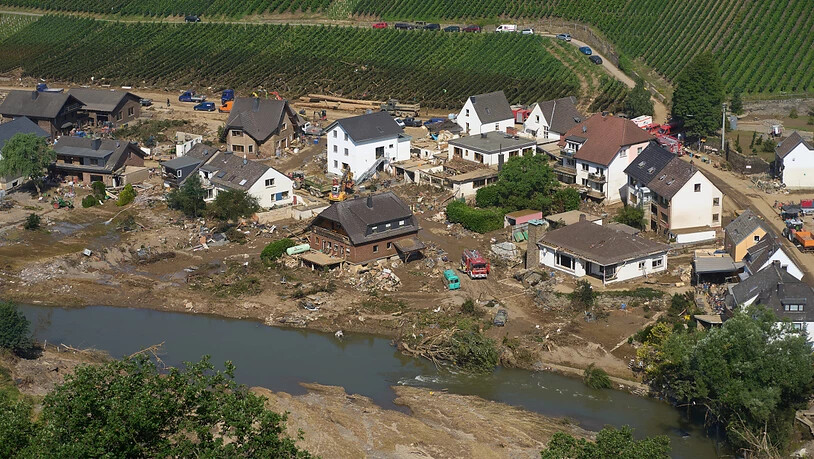 Rettungskräfte sind nach dem Hochwasser in Marienthal im Einsatz. Die Flut hatte auch hier zahlreiche Häuser zerstört (Archivbild). Foto: Thomas Frey/dpa