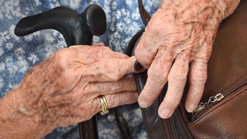 ARCHIV - Eine 100 Jahre alte Frau nestelt während eines Pressegesprächs am Rande des Deutschen Seniorentags an ihrer Handtasche. Die Zahl der Hochbetagten in Deutschland hat einen Höchststand erreicht. 2020 waren laut Statistischem Bundesamt 20 465…