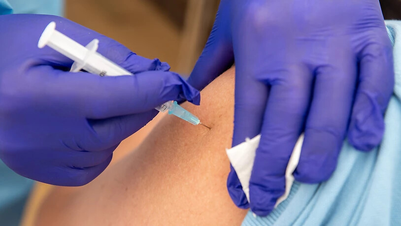 Eine Krankenschwester impft in einem Impfzentrum (Symbolbild). Foto: Daniel Karmann/dpa