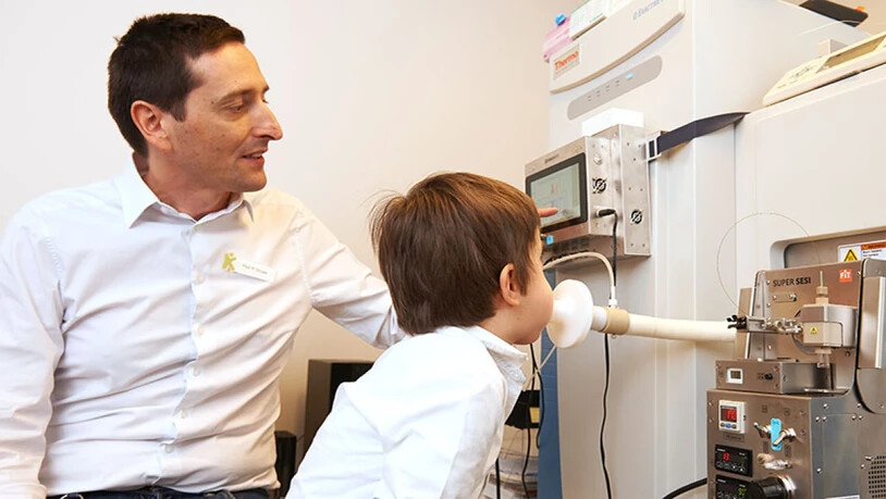 Lieber pusten als pieksen: Prof. Dr. Pablo Sinues und sein Team haben eine Maschine entwickelt, welche eine schnelle und unblutige Messung der Wirksamkeit einer Epilepsie-Therapie ermöglicht (Bild: UKBB).