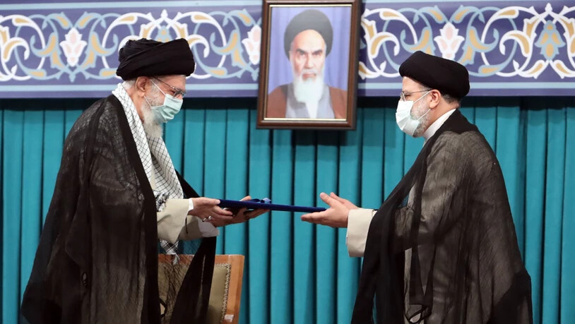 dpatopbilder - HANDOUT - Irans oberster Führer Ajatollah Ali Chamenei (l) hat die Wahl Ebrhaim Raisis zum neuen Staatspräsidenten bei einer Zeremonie bestätigt. Foto: -/Iranian Supreme Leader's Office/dpa Foto: -/Iranian Supreme Leader's Office/dpa -…