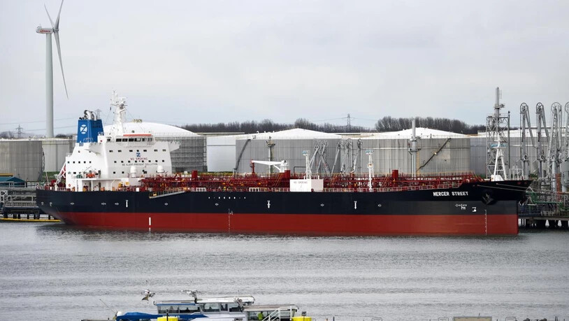 ARCHIV - Der Tanker M/T Mercer Street liegt im Hafen von Rotterdam. Das japanische Schiff war nach Angaben der zuständigen britischen Firma im Norden des Indischen Ozeans angegriffen worden. Foto: Hasenpusch/dpa
