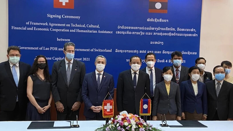 Die Schweiz hat mit Laos ein Kooperationsabkommen unterzeichnet, das die Entwicklungszusammenarbeit der beiden Länder vertiefen soll. Aussenminister Ignazio Cassis (vierter von links) war vor Ort.
