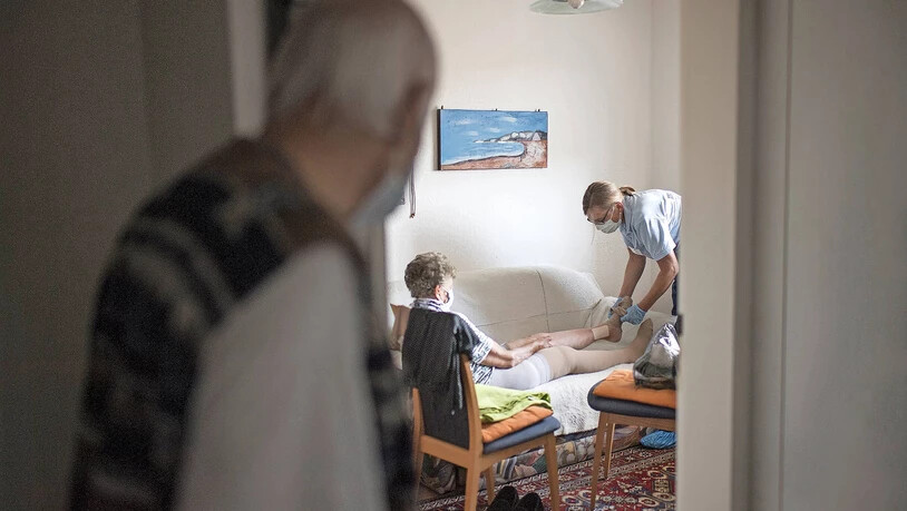 Auf sich allein gestellt und in unterschiedlich patientengerechten Verhältnissen: Eine Pflegefachfrau der Spitex im sanktgallischen Wittenbach behandelt eine Klientin, deren Ehemann schaut zu. 