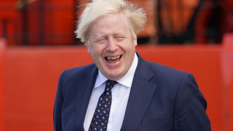 Premier Boris Johnson zeigt sich bei einem Besuch in Schottland gut gelaunt. Foto: Jane Barlow/PA Wire/dpa