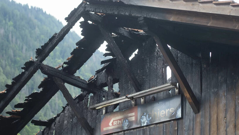 In der Nacht auf Dienstag ist am Bahnhof Schiers bei einem Güterschuppen ein Feuer ausgebrochen.