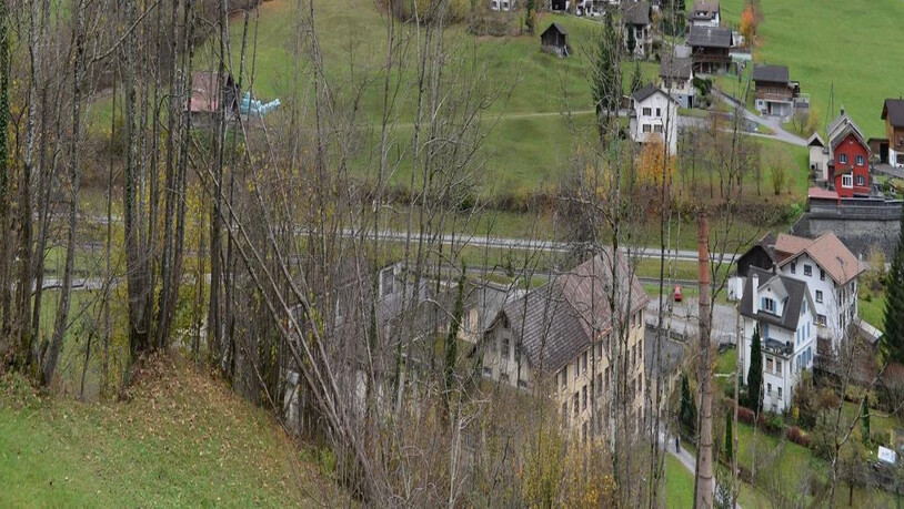 Früher wurde der Rüfikanal in Mollis noch von einer Holzbrücke überquert – eher nicht, damit sie fortgespült, sondern damit sie bei Murgängen entfernt werden kann.