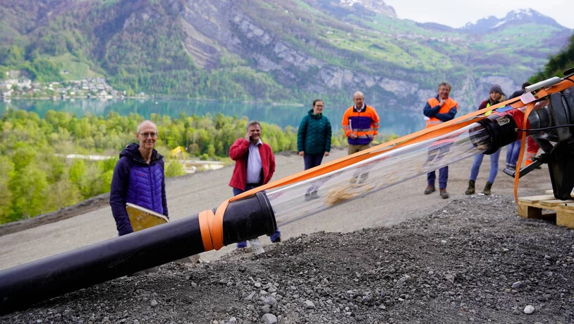Sturm im transparenten Rohr: Mit einer Geschwindigkeit von 110 Stundenkilometern flitzen Holzpellets durch die Versuchsanlage in der Ardega-Deponie Gäsi.