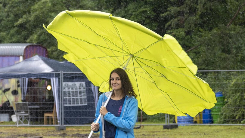 Vereinspräsidentin Armanda Capaul hilft beim Aufbau des Open Air Malans.