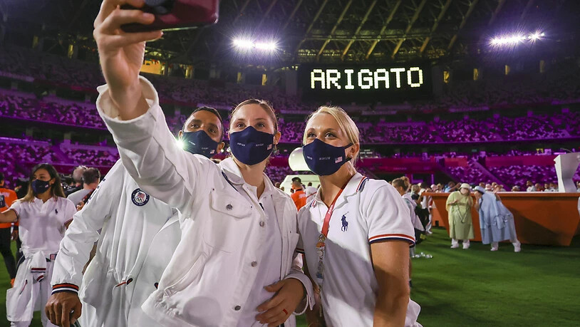"Arigato" - Danke und posieren mit Maske. Amerikanische Athleten bei der Abschlussfeier der "Corona-Geisterspiele" von Tokio