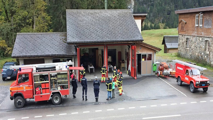 Von Solothurn auf den Urnerboden: Feuerwehrleute aus Nuglar-St. Pantaleon bilden die Feuerwehr Urnerboden am neuen Tanklöschfahrzeug aus. 