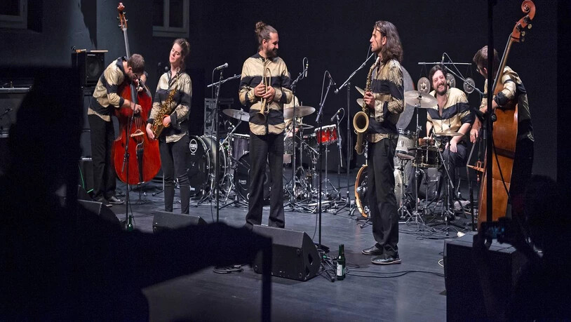 «Shake Stew» am Jazz Chur Sommerfestival in der Postremise in Chur. Die beiden Schlagzeuger Christian Eberle und Niki Dolp (hinten von links), Bassist Lukas Kranzelbinder, Astrid Wiesinger am Saxophon, Mario Rom an der Trompete, Johannes Schleiermacher ebenfalls am Saxophon und der zweite Bassist Oliver Potratz (vorne von links) bilden mit teilweise doppelten Instrumenten eine sehr spannende Formation.