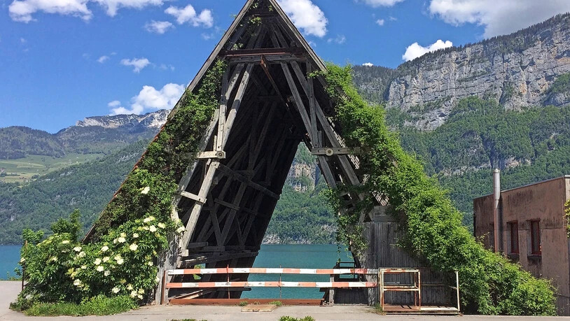 Ein Dach sorgt für Redestoff: Über die Schiffshaab des Ledischiffs wurde am Dorfspaziergang viel gesprochen.