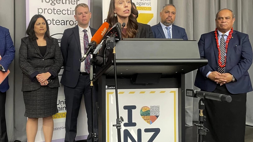 Jacinda Ardern, Premierministerin von Neuseeland, hält eine Rede. Ardern kündigte Pläne an, die neuseeländischen Grenzen für internationale Reisende ab Anfang nächsten Jahres vorsichtig wieder zu öffnen. Foto: Nick Perry/AP/dpa