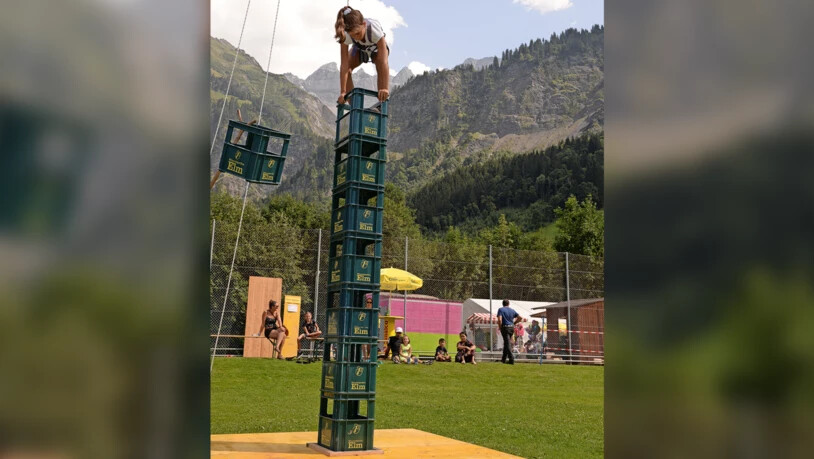 Die Elmer Jugend baut sich mit Elmer-Harassen immer höher in den Himmel, bis der Turm ins Wanken kommt. 