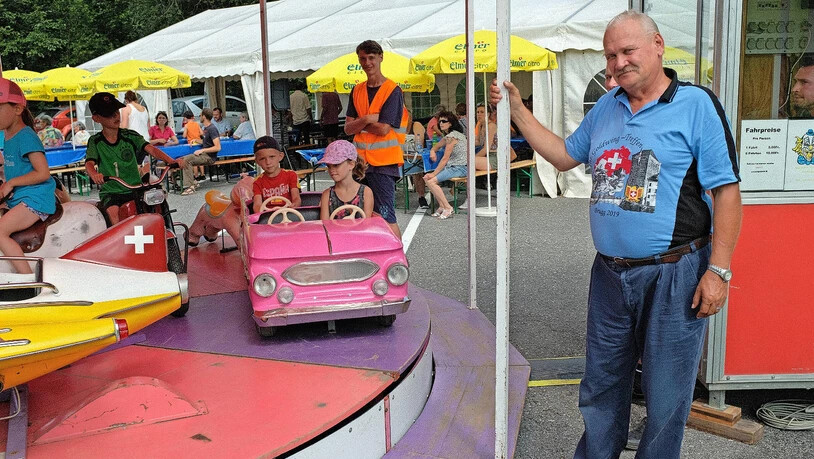 Chilbi mit Herz und Mut: Johnny Guggenbühl erfreut mit seinem Karussell seit über 20 Jahren Klein und Gross.