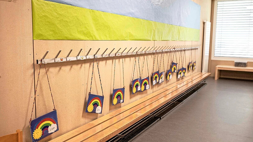 Im Flur finden jüngere und ältere Kinder jeweils Platz für ihre persönlichen Sachen. Die einheitlich braunen Wände des Modulbaus wurden bereits hier und da mit bunten Farbbändern aufgepeppt.