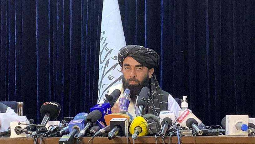 Taliban-Sprecher Sabiullah Mudschahid spricht auf seiner ersten Pressekonferenz in Kabul. Foto: Rahmat Gul/AP/dpa