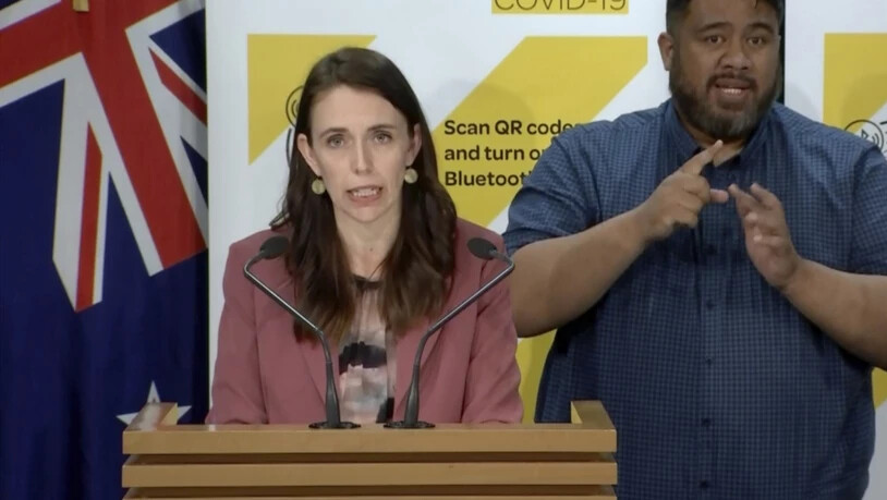 Dieses Videostandbild zeigt Jacinda Ardern, Premierministerin von Neuseeland, die auf einer Pressekonferenz spricht. Neuseeland hat nach der Entdeckung eines Corona-Falls in der Stadt Auckland einen landesweiten Lockdown verhängt. Foto: Uncredited/TVNZ…